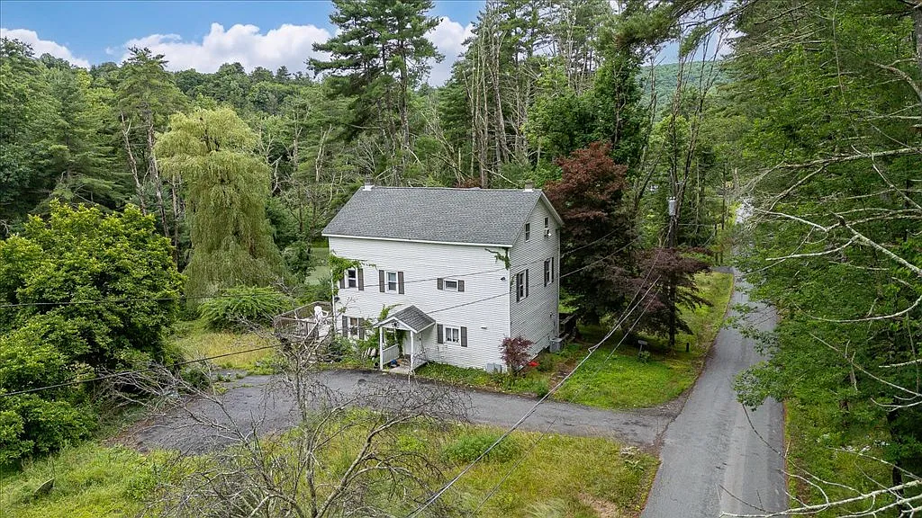 5 bed, 2.0 bath, 2500 sqft, $3,200 — Photo 4