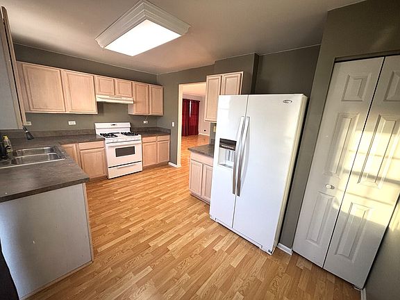 5th image of 49 Waterbury Cir