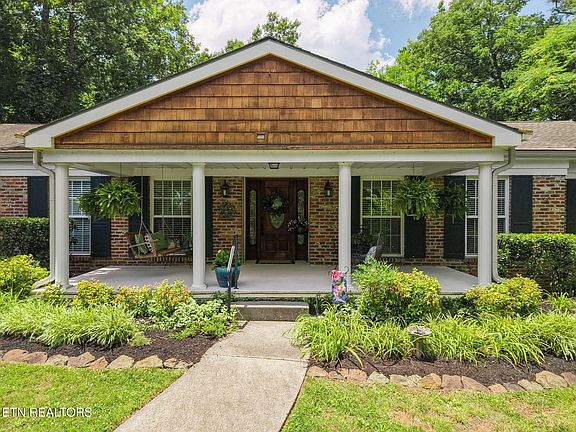 3rd image of 313 Forest Oak Dr