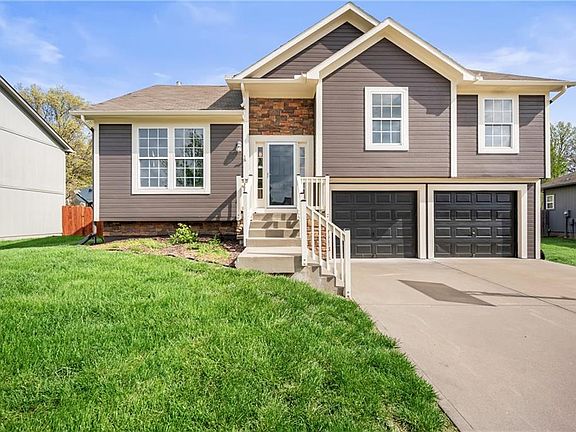 2nd image of 930 NW Scenic Dr