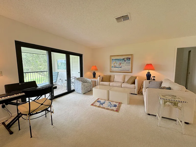 9 Stratford Dr E #B — Photo 4