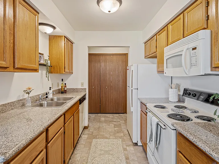 Brookmeadow Apartments — Photo 5