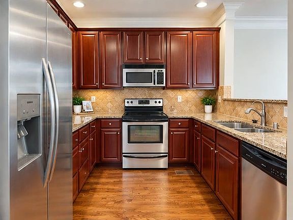 5th image of 634 Irwin St NE