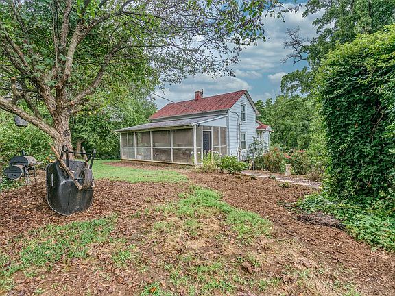 3rd image of 325 Twin Hollow Ln
