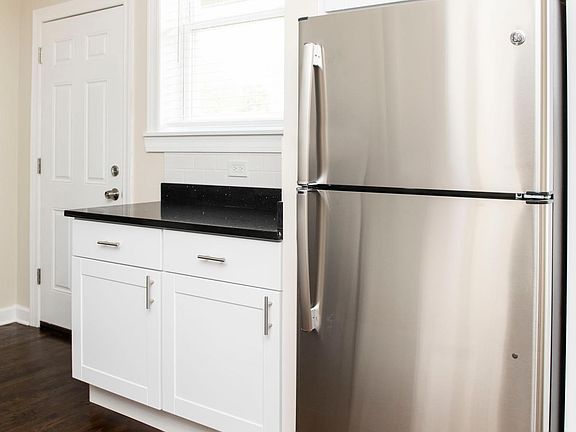 3rd image of 3703 N Hoyne Ave #3701-3