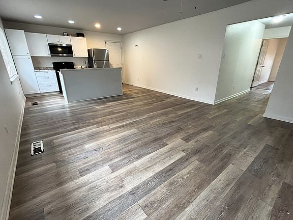 3rd image of 209 W Holly St Unit B