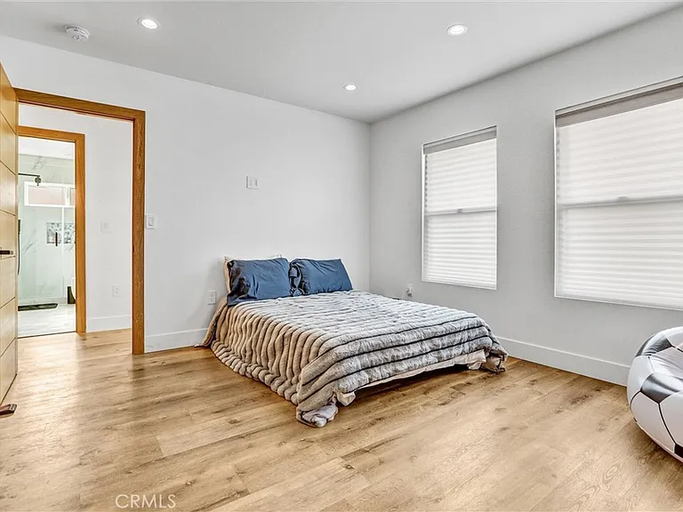 6900 Corbin Ave — Photo 15