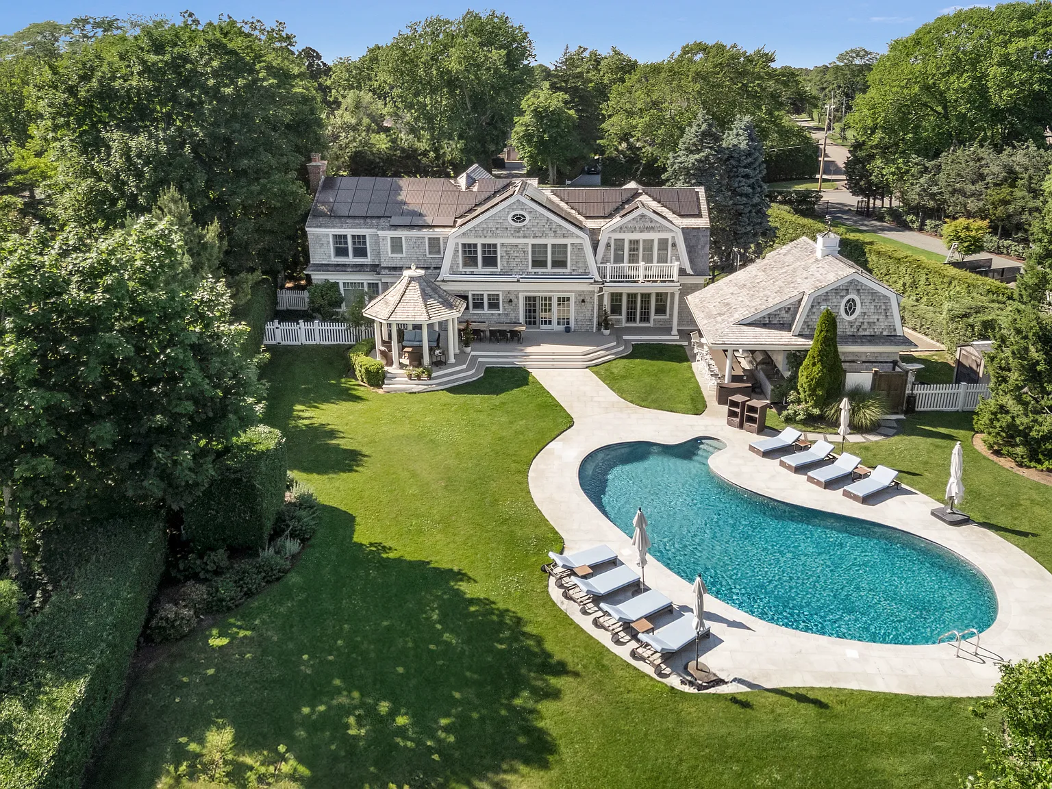 Quintessential Hamptons summer in the heart of the Village — Photo 2