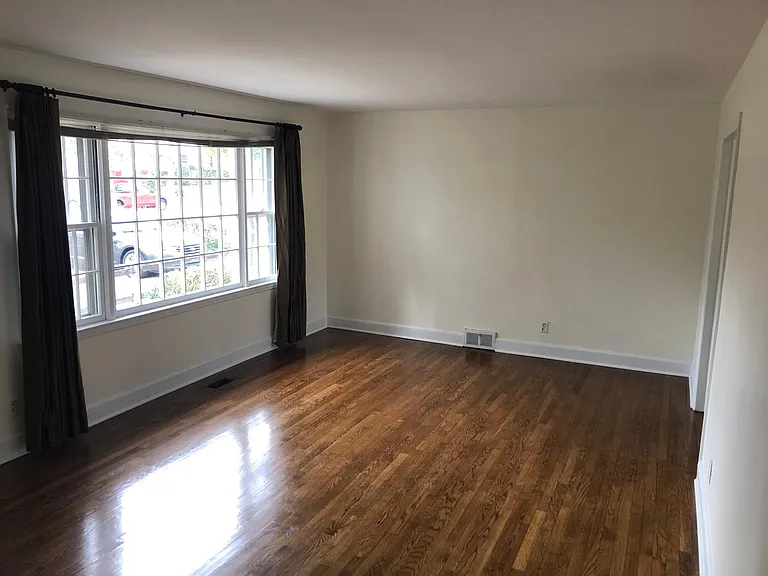 1012 Onslow Dr — Photo 2