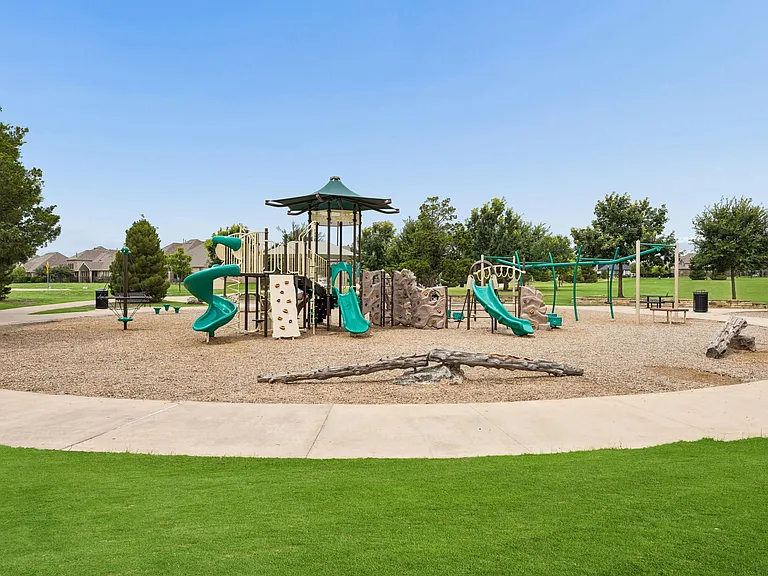 439 Montrose Dr — Photo 40