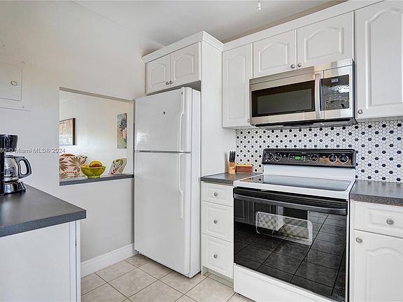 4th image of 9001 Sunrise Lakes Blvd APT 303