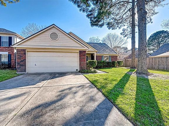 3rd image of 18175 Holly Green Dr
