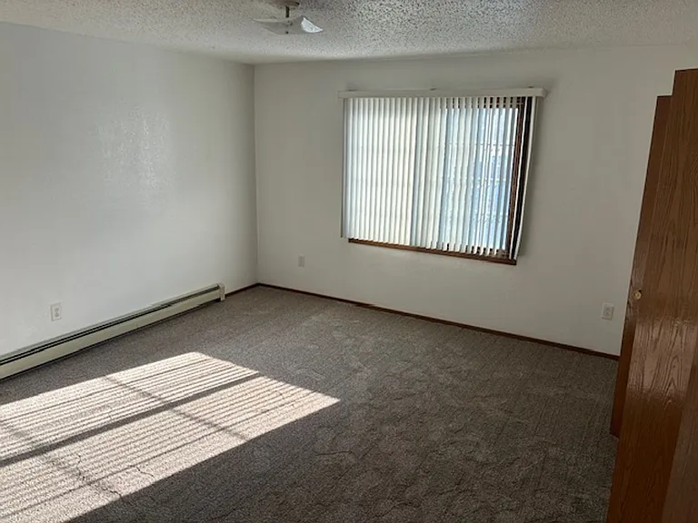 1720 N Grandview Ln — Photo 2
