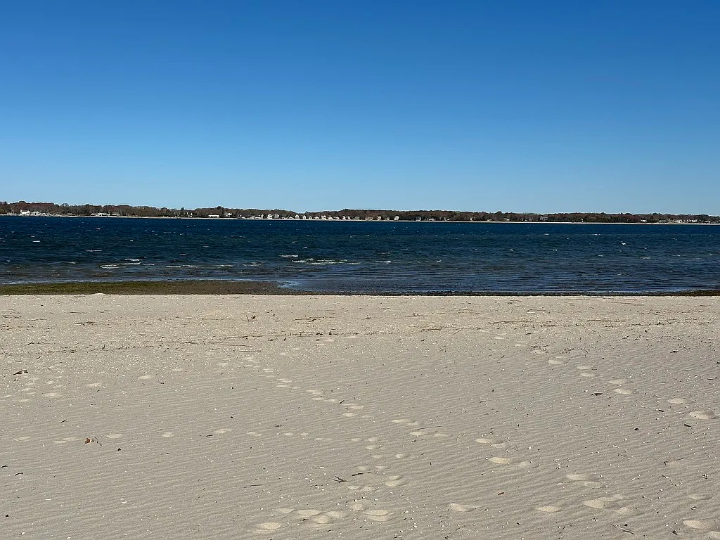Hamptons Beach House, 5-minute walk to Bay Beach — Photo 2