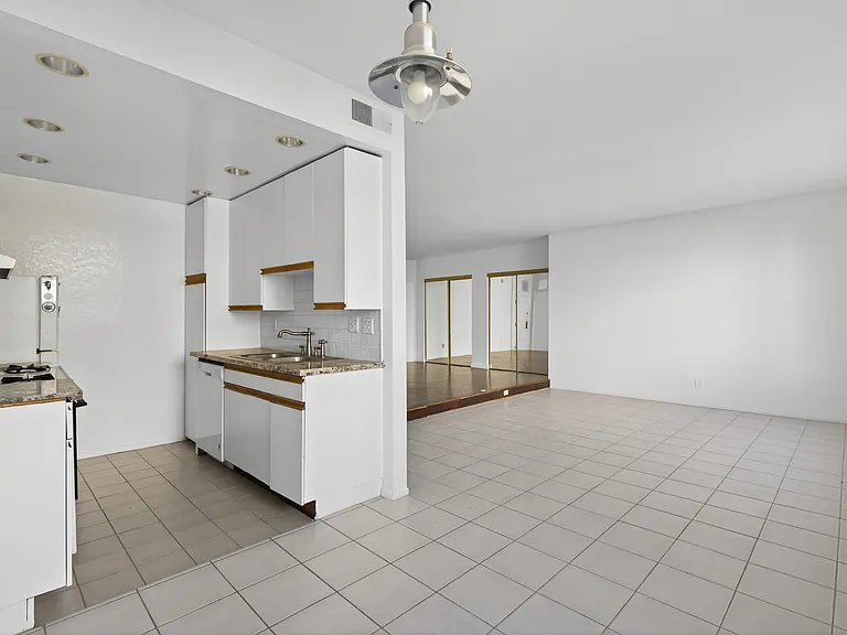 Woodman Ave Apartments — Photo 15