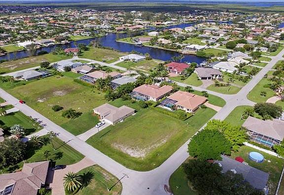 5th image of 3930 SW 25th Ct
