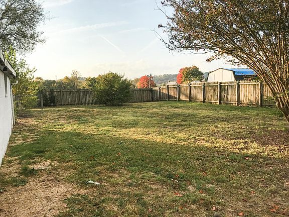 5th image of 122 Hillcrest Dr