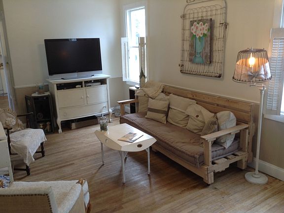 4th image of 710 Saint Catherine St
