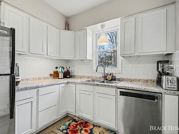 4th image of 17 Vandine Pl NE