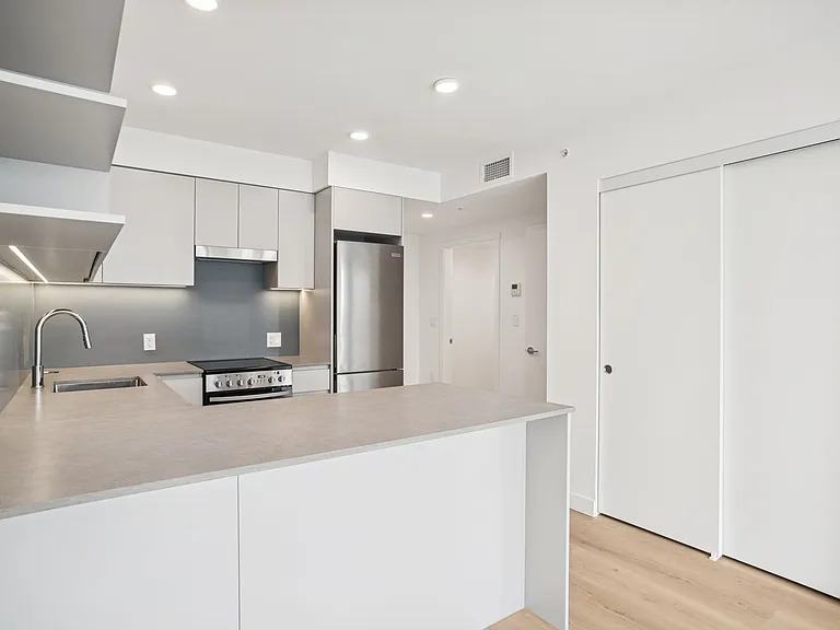 5670 Cambie St — Photo 38