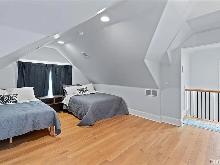 370 E Grand Blvd — Photo 23