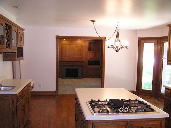 3rd image of 2570 Parkwood Dr