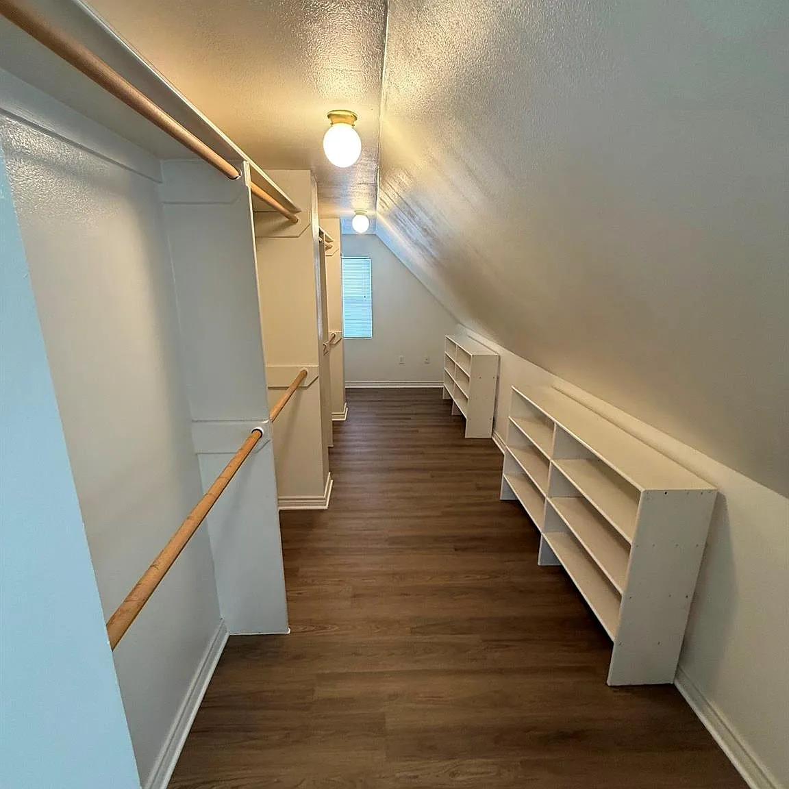2 bed, 2.5 bath, 1800 sqft, $2,200 — Photo 2