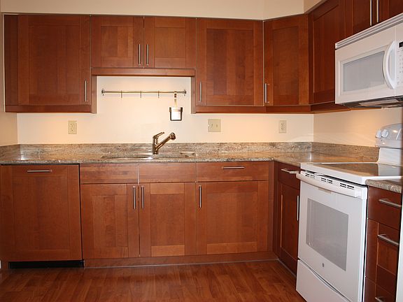 4th image of 19253 Surrey Ln