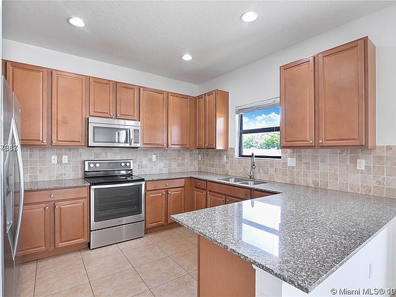 3rd image of 909 NE 191st St