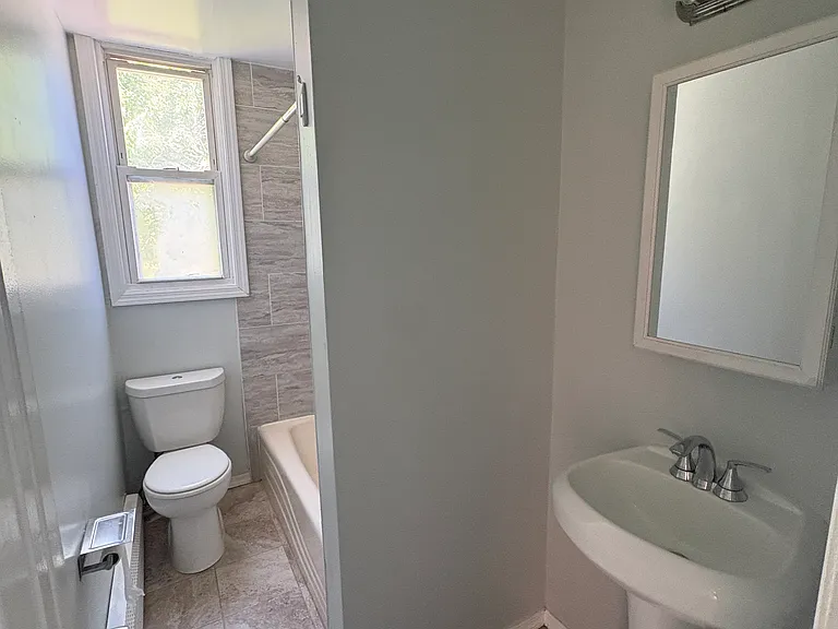 208 Howe Ave #2R — Photo 9