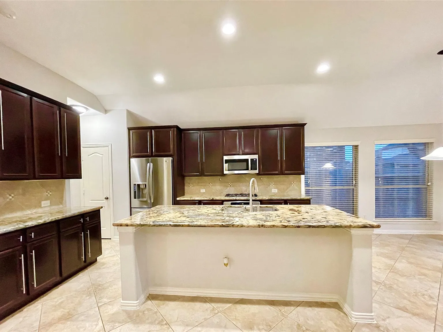 4 bed, 2.5 bath, 2325 sqft, $2,500 — Photo 2