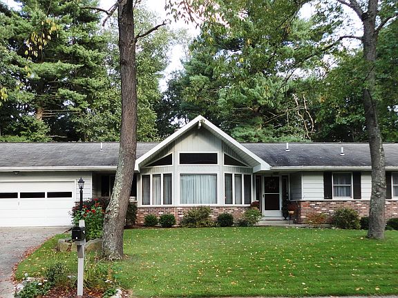 2nd image of 8 Howard Dr
