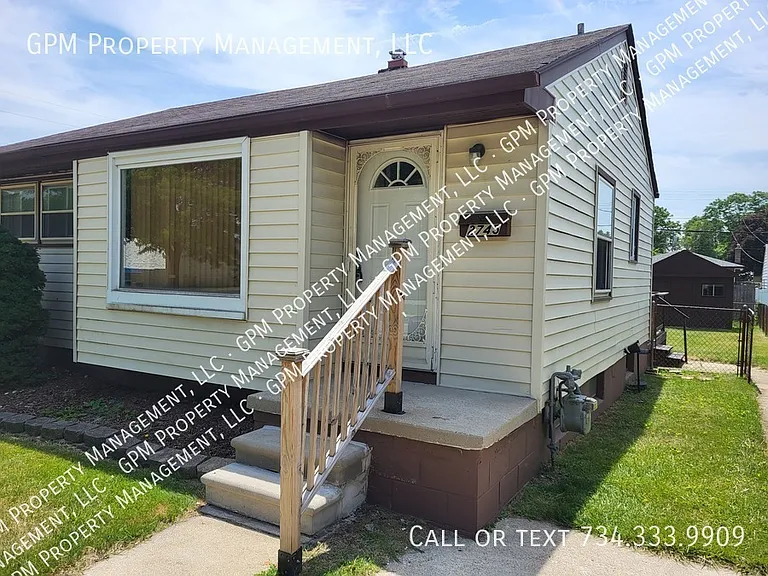 2745 Margaret St — Photo 2