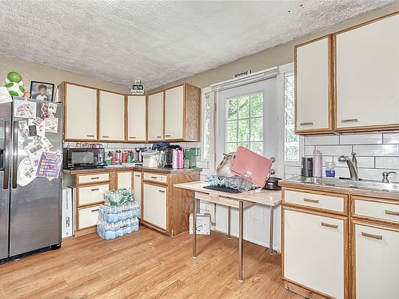 4th image of 177 Weyl St