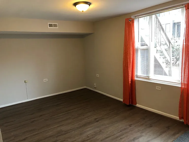 2058 W Erie St #G — Photo 2