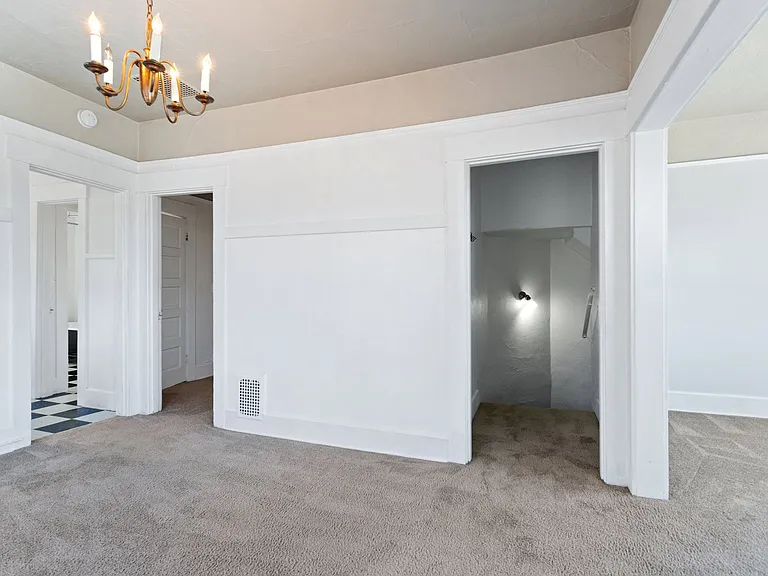 1 Bedroom with den close to SW! Walking distance to Providence Park! — Photo 3