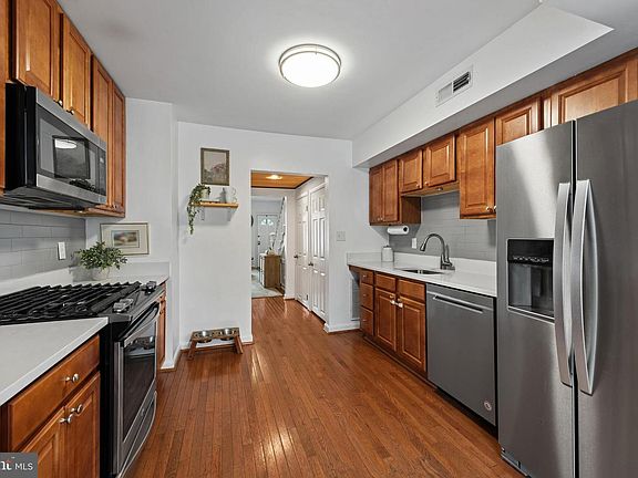 3rd image of 1425 Decatur St