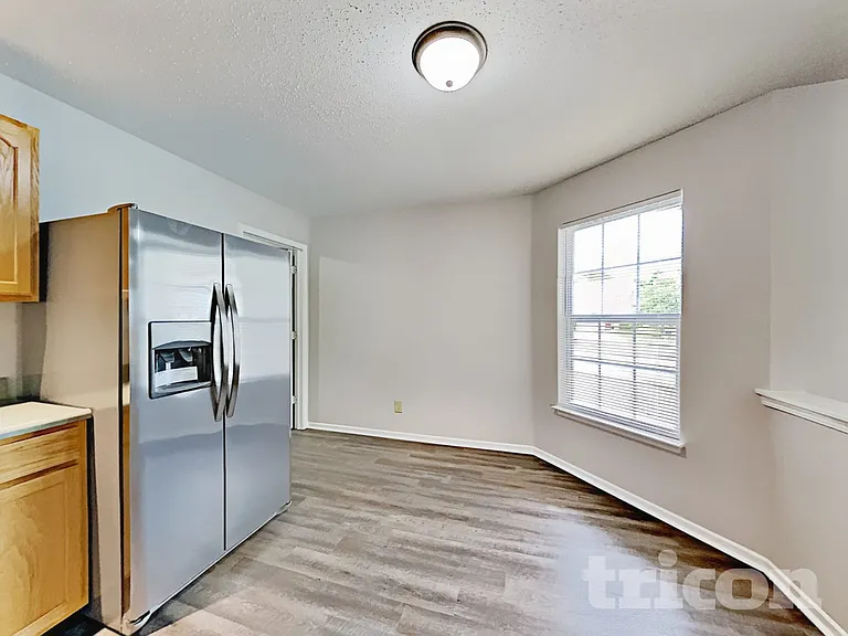 746 Streamside Dr — Photo 4