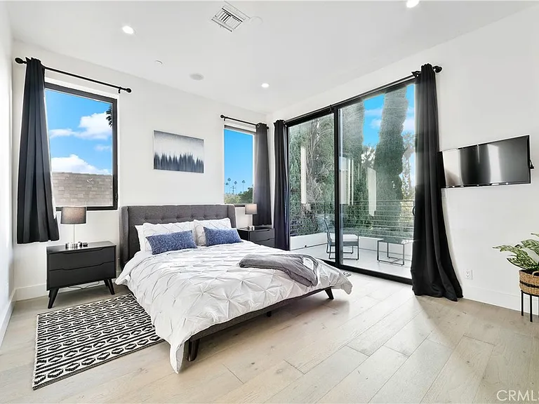 454 S Holt Ave — Photo 5
