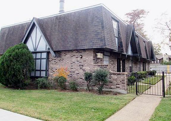 4th image of 4499 Woodland Dr APT B