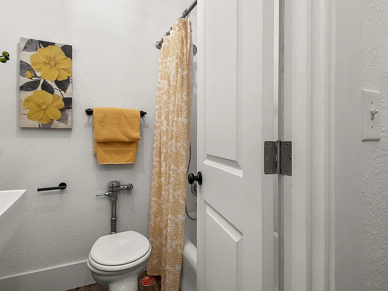 Madrona Apartments — Photo 12