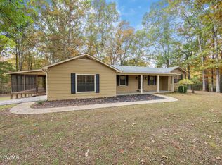 2401 Strayleaf Rd, Wildersville, TN 38388