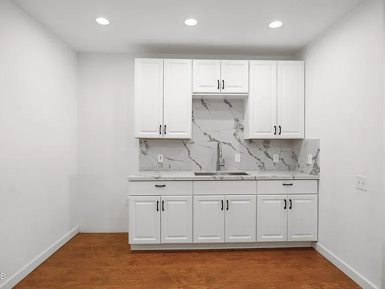 900 E Glenoaks Blvd — Photo 19