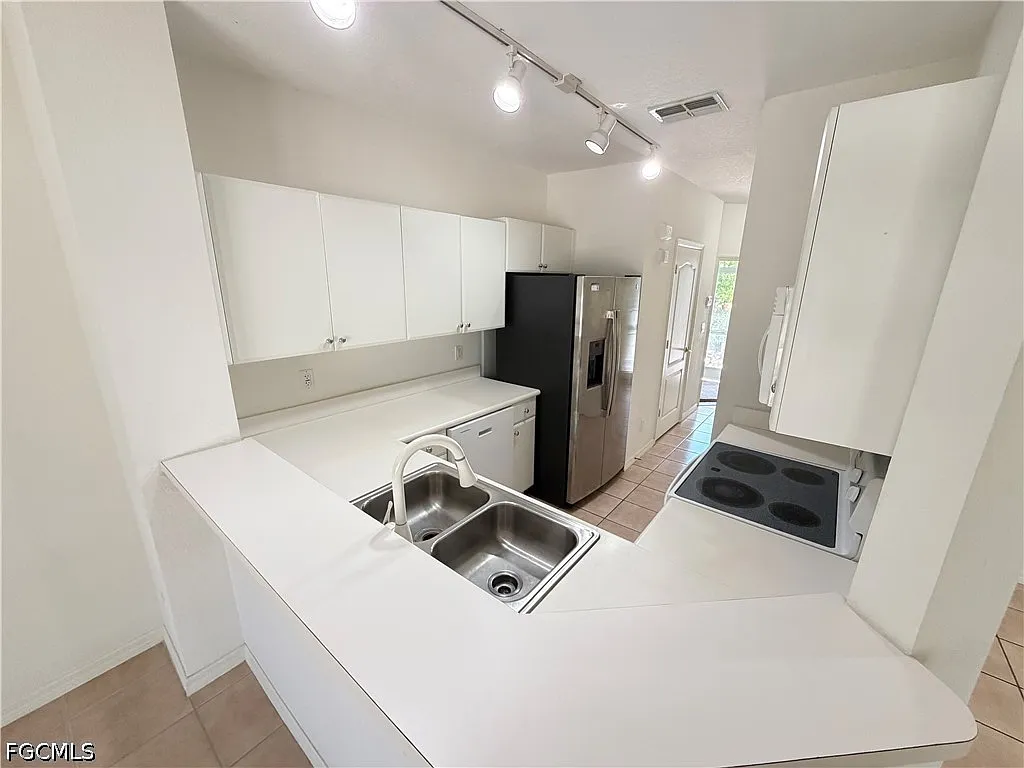2 bed, 2.5 bath, 1143 sqft, $1,500 — Photo 4