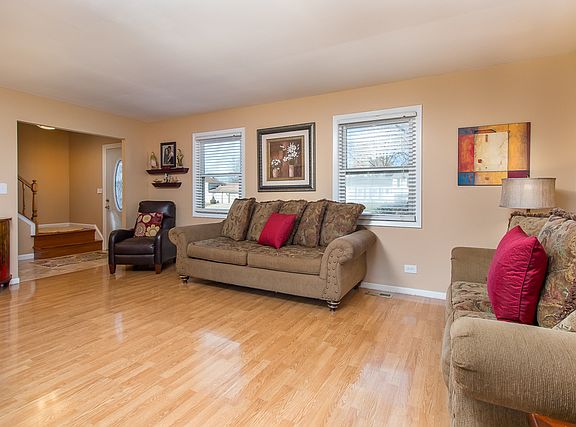 3rd image of 333 N Braintree Dr
