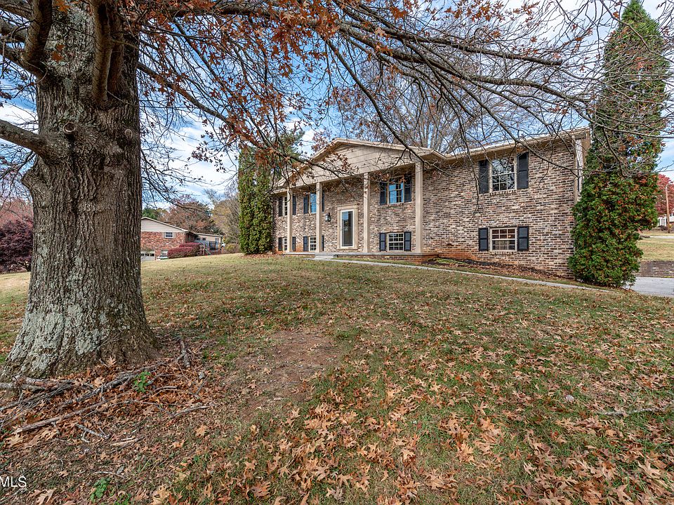 1st image of 913 Windemere Cir