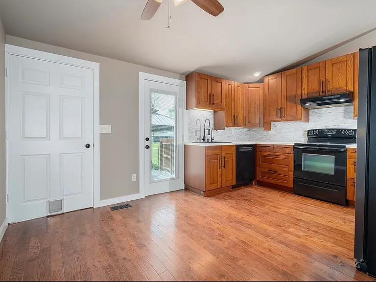 411 E North St — Photo 5
