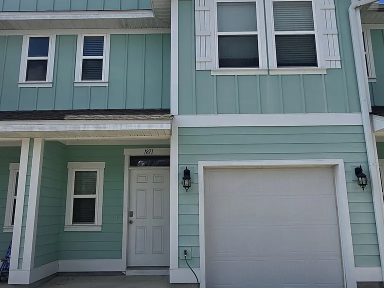 1871 Pointe Dr #1 — Photo 1