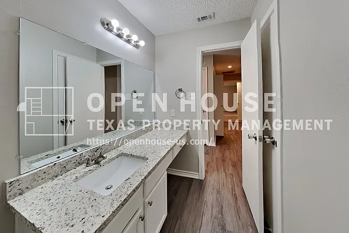 2211 Reverchon Dr — Photo 17