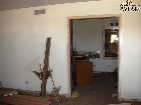 3rd image of 700 W Texas Ave